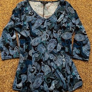 Roz & Ali Blue 3/4 Sleeve V-Neck Blouse with Graphic Design